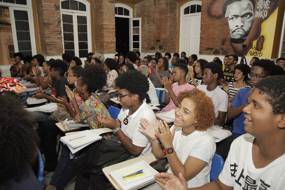 Pré-vestibular gratuito voltado para negros leva mais de 1.500 alunos para a universidade: 'Sistema opera para boicotar'